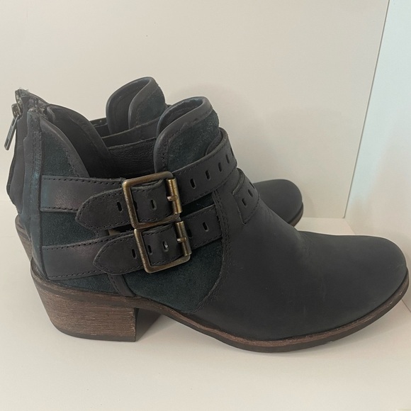 UGG Patsy Black Ankle Boots - Picture 9 of 9